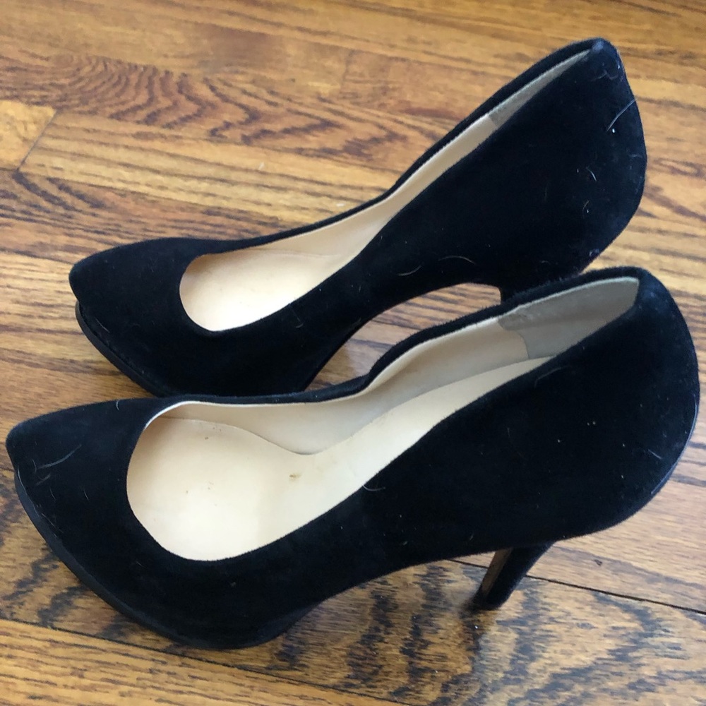 Guess Black velour pumps - size 6